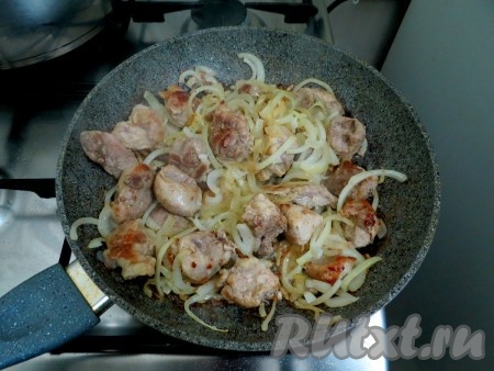 Обжариваем свинину с луком, периодически перемешивая, до прозрачности лука (минуты 3-4).