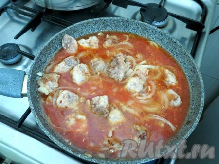 Вливаем томатный сок, даём закипеть.