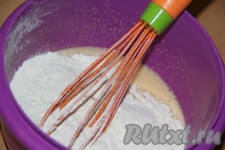  В получившуюся яично-сахарную массу влить растительное масло, перемешать. Затем добавить просеянную муку и разрыхлитель.