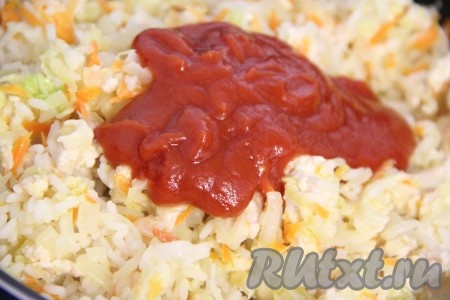 Добавить в сковороду томатную пасту и 200 мл воды. Всё тщательно перемешать. 