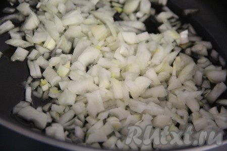 В глубокую сковороду влить растительное масло, поставить на огонь, добавить лук и слегка его обжарить, иногда помешивая.
