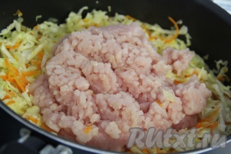 Добавить в сковороду куриный фарш. И хорошо перемешать. 