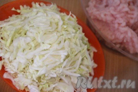 Капусту нашинковать. Тут кому как нравится, можно мелко нашинковать, а можно - тонкими и длинными полосками.