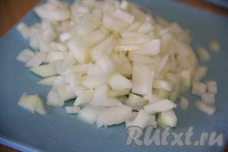 Лук нарезать мелкими кубиками.

