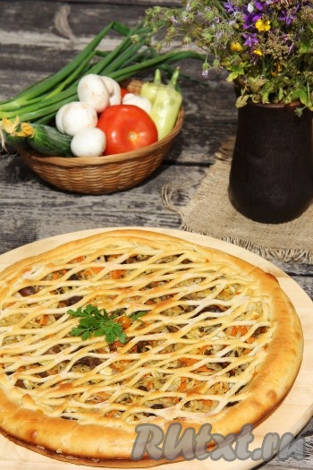 Вкусный, аппетитный, сытный и ароматный пирог, приготовленный с капустой и грибами из дрожжевого теста, слегка остудить в форме, а затем достать, нарезать на части и можно подавать к столу.