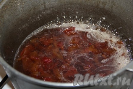 Варим груши на медленном огне, иногда перемешивая, около 1 часа. По истечении времени выключаем огонь и даем грушам остыть в течение 3-4 часов. Далее опять отправляем груши на маленький огонь, варим, иногда перемешивая, около часа и опять оставляем остывать около 3-4 часов.
