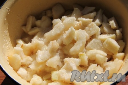 Когда груши пустят сок, мы все перемешиваем и отправляем массу на огонь.