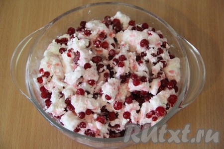 Соединить творог и ягоды. Хорошо перемешать. Если хотите начинку послаще, просто добавьте сахар.