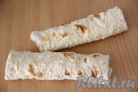  Завернуть начинку в лаваш в виде плотного рулетика. 