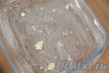 Форму для запекания смазать мягким сливочным маслом.