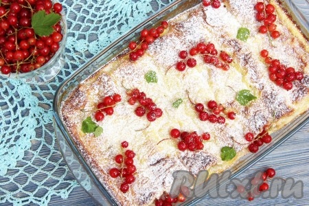 Остудить и перед подачей щедро посыпать сахарной пудрой и украсить свежими ягодами наивкуснейший лаваш с творогом, запеченный в духовке.
