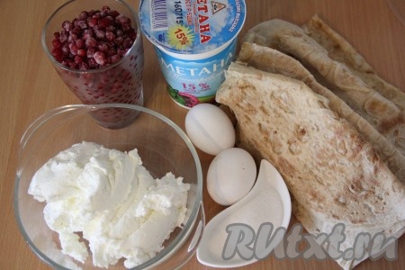 Подготовить продукты для запекания лаваша с творогом. Я использовала замороженные ягоды, перед приготовлением начинки я их не размораживала.
