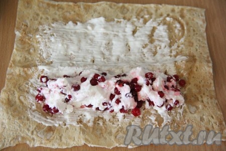  Выложить часть начинки на край лаваша.