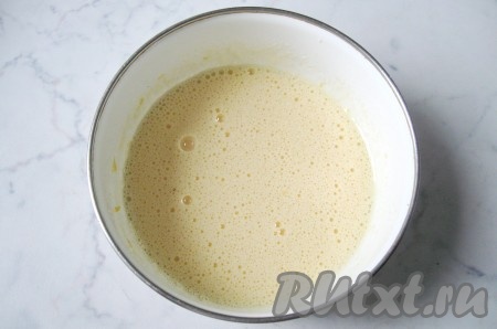 Взбить миксером или венчиком яйца с сахаром.
