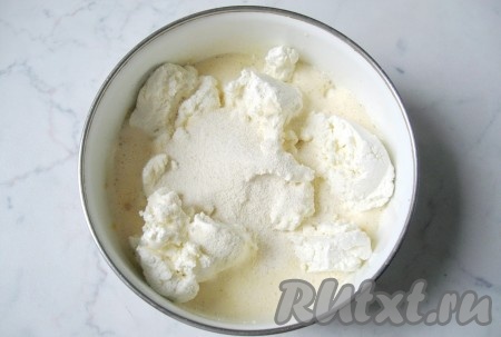 К яйцам с сахаром добавить творог, соль и манную крупу.
