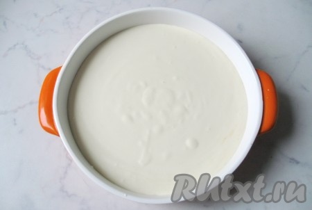 Яйца с сахаром, ванильным сахаром, солью, творогом и манной крупой перемешать и взбить блендером. Это обязательно, иначе запеканка не будет достаточно нежной и однородной. Смазать форму для запекания сливочным маслом, вылить эту смесь в форму и поставить в разогретую духовку.
