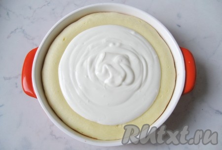 Выложить сметану с сахарной пудрой на творожную запеканку.
