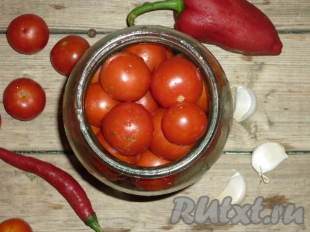 Помидоры черри тщательно вымыть. Наполнить банки помидорами до самого верха.