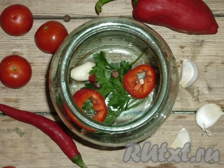 Затем в каждую банку добавить 2 зубчика чеснока, по колечку острого и болгарского перцев, 3 горошины душистого перца.