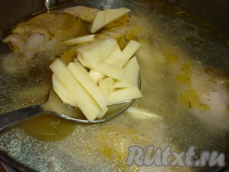 В готовый куриный бульон всыпать очищенный картофель, нарезанный на небольшие брусочки, дать закипеть и варить до полуготовности (минут 10-15) на небольшом огне.