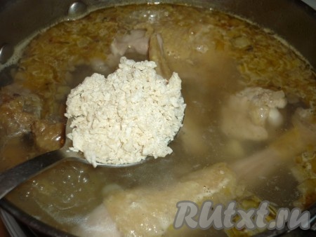 Добавить в суп поджаренный лук и соль по вкусу, дать закипеть и, уменьшив огонь, проварить ещё 5 минут. Затем постепенно добавлять в суп затирку, всё время перемешивая ложкой. Тесто не должно слипнуться.