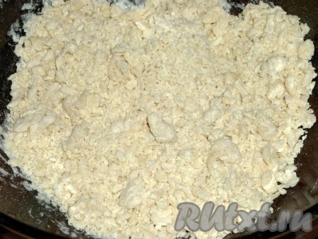 Перемешать мучную смесь вилкой, будут получаться кусочки теста разного размера и формы. Затем подсыпать ещё немного муки и активно перетереть тесто руками. Кусочки теста пересыпать в сито и просеять в тарелку, чтобы избавиться от лишней муки. Лишняя мука нам не понадобится, мы будем использовать более крупные кусочки (затирку), которые остались в сите.