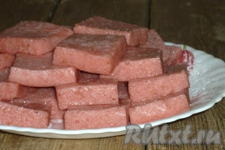 По желанию, посыпать сахарной пудрой или кокосовой стружкой и подать к столу. Приготовьте суфле из клубники с желатином и насладитесь его восхитительным вкусом и ароматом! 
