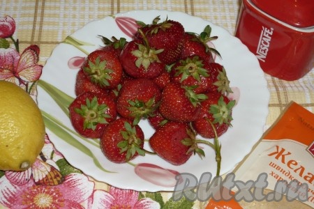 Подготовить продукты для приготовления суфле из клубники с желатином.