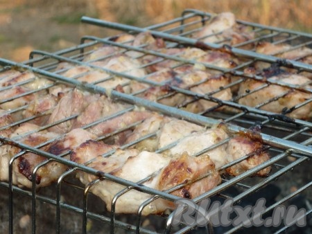 Подготовить мангал, чтобы был хороший жар углей. Шашлык&nbsp; жарить на седых углях без прямого огня до образования аппетитной, румяной корочки со всех сторон, не забывая периодически переворачивать. Готовность мяса можно легко проверить, сделав надрез (если в надрезе нет красных вкраплений, значит шашлык готов). Мне на жарку потребовалось минут 25, но продолжительность приготовления зависит во многом от жара углей