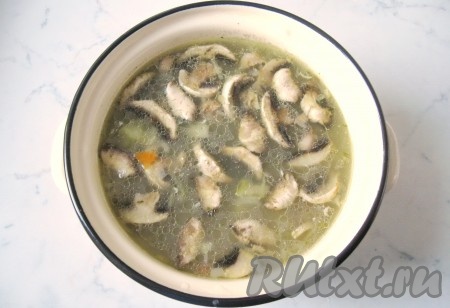 Если вы готовите рассольник, как и я, с шампиньонами, тогда их нужно почистить от загрязнений, промыть и нарезать. Шампиньоны (или предварительно отваренные лесные грибы) добавить в кастрюлю.