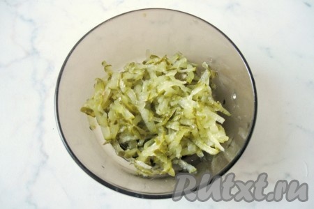 Довести суп до кипения, а затем варить минут 20 (до готовности овощей и риса). Один большой солёный огурец натереть на тёрке и добавить в кастрюлю.