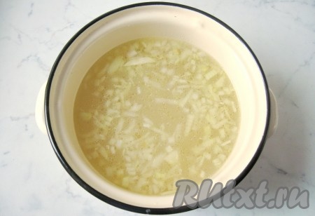 Кастрюлю с бульоном и картошкой поставить на огонь, дать закипеть. Рис промыть. Добавить в кастрюлю к бульону с картошкой обжаренные морковь и лук, промытый рис.