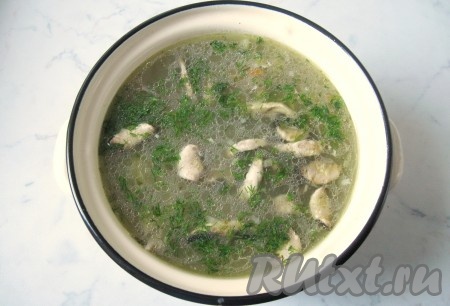 Рассольник посолить и поперчить по вкусу, снова довести до кипения, а после этого варить 7-10 минут на небольшом огне. Затем добавить нарезанный укроп (или петрушку), дать закипеть и снять с огня.