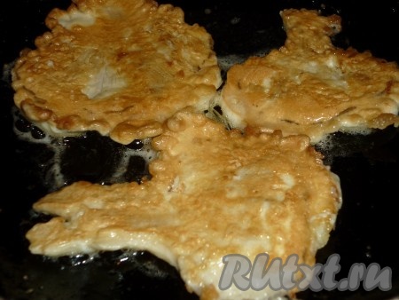 Жарить вешенки в кляре на среднем огне с двух сторон до румяной корочки (приблизительно по 1-2 минуте с каждой стороны).