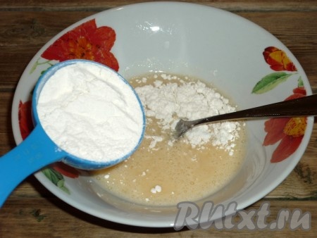 Для приготовления кляра смешать молоко с яйцом, добавить щепотку соли, всыпать муку и перемешать до однородности. Кляр должен получиться в меру густым.