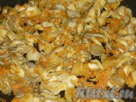 Жарить вешенки 5-7 минут, помешивая, чтобы ушла лишняя влага.