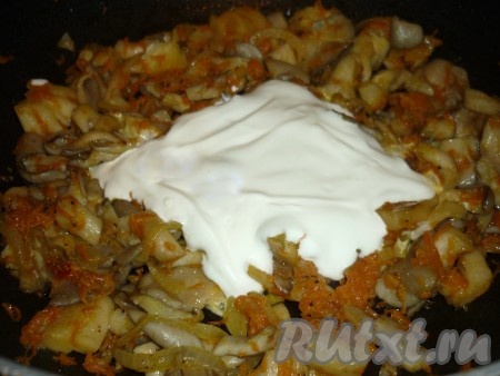 К обжаренным вешенкам добавить сметану, перемешать и тушить на небольшом огне 3 минуты. 