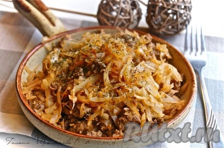 Аппетитная, вкусная капуста, жареная с фаршем, готова, подавать в горячем виде. Приятного аппетита!
