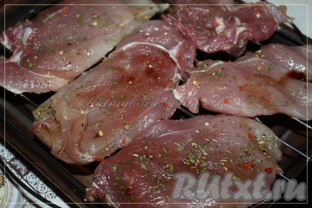 Отправить на противень с решеткой, чтобы мясо было на решетке. В противень налить стакан воды (если потребуется, то подлить еще). Отправить в разогретую духовку при 170 градусах на 1,30-1,50, время зависит от самого мяса и духовки. Каждые 30 минут переворачивать мясо и сбрызгивать вином.
