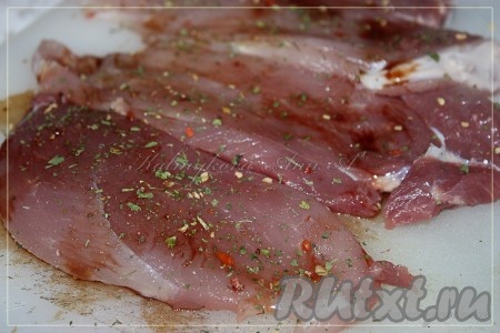 Посолить, полить соевым соусом.
