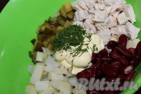 В салатнике соединить куриное филе, картофель, соленые огурцы и красную фасоль. Добавить майонез или сметану и мелко рубленную зелень. Тщательно перемешать салат, посолить и поперчить по вкусу.

