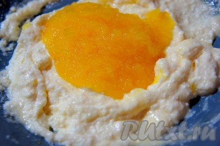 Тыкву отварить или запечь, пюрировать блендером, добавить к творогу. Перемешать.