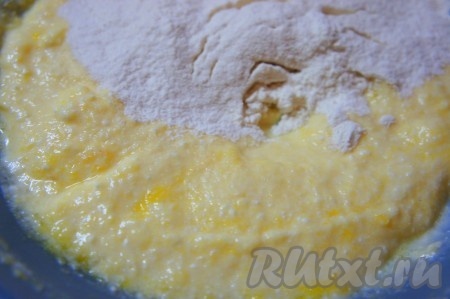 Муку просеять. Добавить в "тесто". Тщательно перемешать.