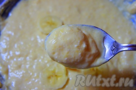 Кусочки банана обильно обмакивать в тесто. Используйте ложку. Воду довести до кипения, посолить и с помощью ложки опускать в воду будущие вареники. Варить 5-7 минут. Вытащить шумовкой.