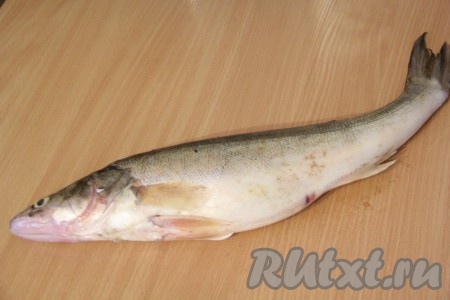 Рыбу почистить и промыть под проточной водой, обсушить бумажным полотенцем. 