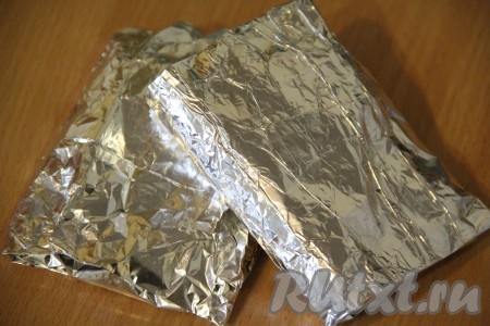 Завернуть кусочки судака в фольгу в виде конвертика. Нам нужно, чтобы весь сок остался внутри и рыба во время приготовления осталась сочной.