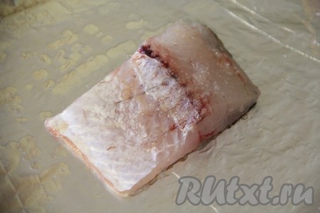 Фольгу нарезать. Смазать фольгу растительным маслом. Выложить кусочек судака на фольгу.
