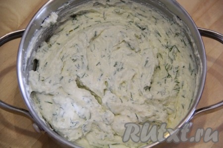  Далее добавить нарезанный укроп, перемешать столовой ложкой, чтобы зелень равномерно распределилась в творожной массе.