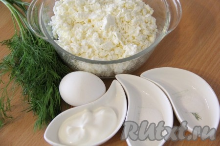 Подготовить продукты для приготовления творожного сыр из творога с зеленью в домашних условиях. Укроп вымыть и обсушить.