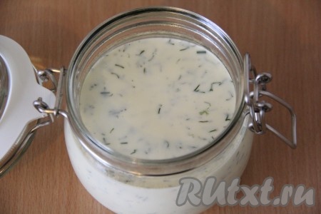 Перелить получившийся творожный сыр с зеленью в баночку (у меня получилось 400 миллилитров сыра), дать немного остыть, закрыть крышкой и поставить в холодильник на пару часов (до полного остывания).